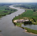 842123 Luchtfoto van Steenfabriek de Bosscherwaarden (Lekdijk West 25) te Wijk bij Duurstede, vanuit het oosten. Op de ...